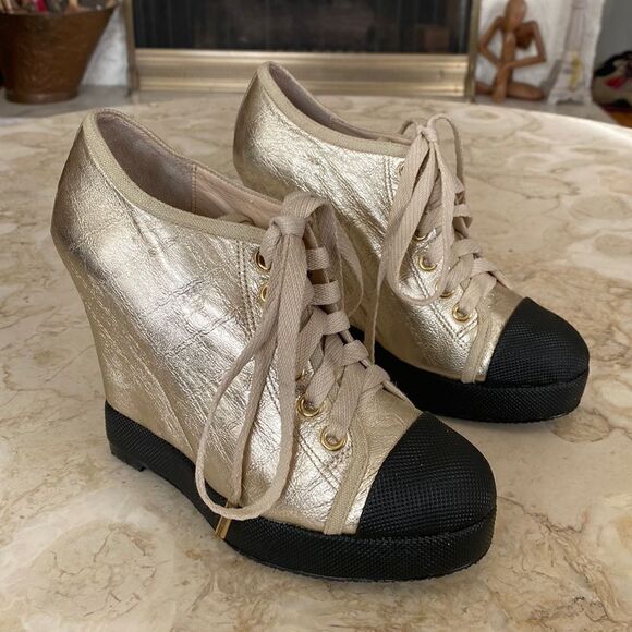 L.A.M.B Denver Gwen Stefani Gold Monogram Leather  Platform Sneakers - Picture 1 of 16